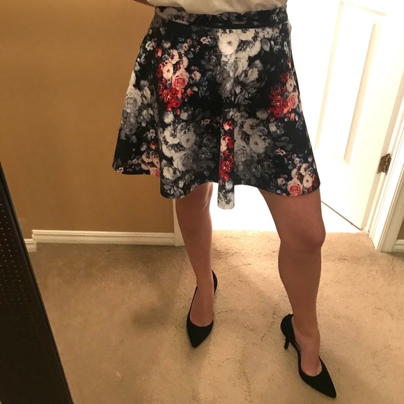 ABERCROMBIE & FITCH Floral Skater Skirt - Picture 4 of 6
